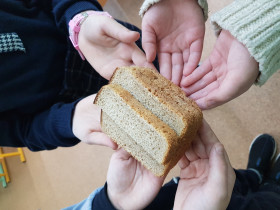 Акция памяти «Блокадный хлеб» в 1б классе.